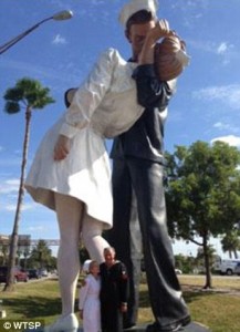 article-2508099-196FFCB600000578-750_306x423