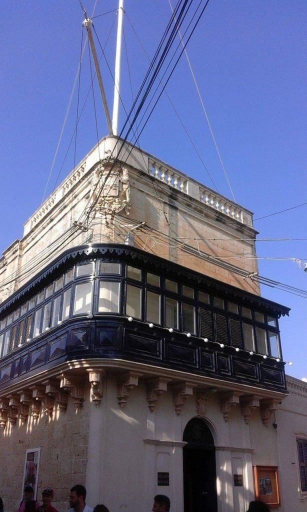 received_1615878695392205