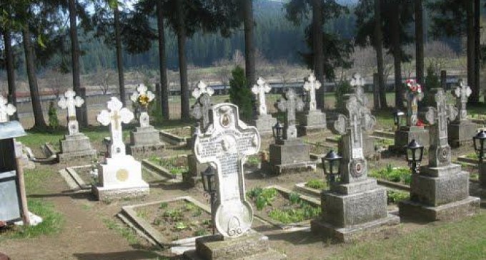 Percheziţii în Cimitirul din Slatina, după lucruri ascunse de Vâlcov
