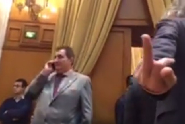 liviu-tit-brc483iloiu-a-arc483tat-degetul-mijlociu