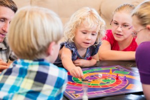 Children_playing_boardgame_fi