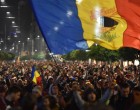 Val de proteste în Bucureşti şi Sibiu, acolo unde sute de oameni au mărşăluit în ploaie împotriva corupției