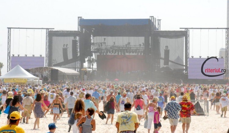 scena-pe-plaja-1024x596