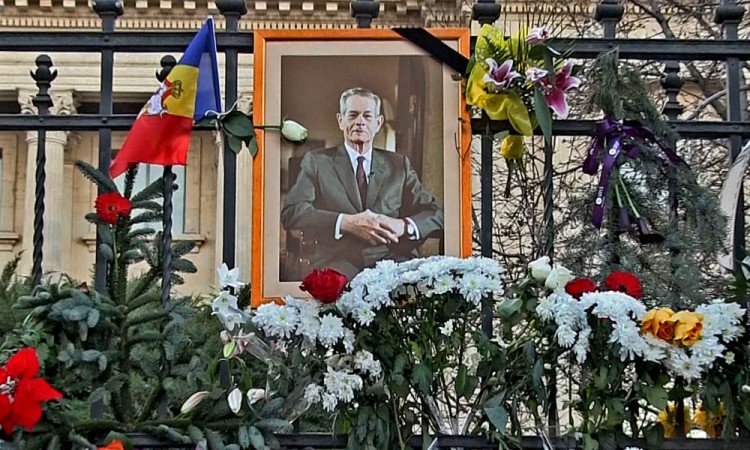 Omagii-aduse-Regelui-Mihai-I-la-Palatul-Regal-1000x600