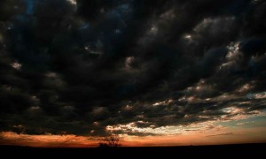 800px-Amazing_sky_dark_black_sky