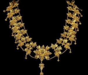 Colier-vechi-bijuterii-modele-vechi-aur-564x480