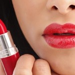 femeie care a aplicat ruj pe buzele ei