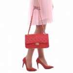 purtarea posetei mici rosii la tinuta