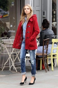 cara delevigne in rosu