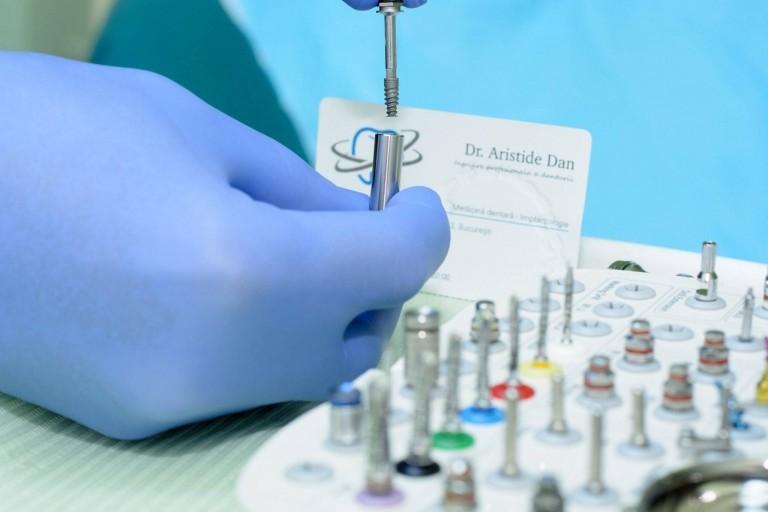 implant-dentar-ieftin-768x512 (1)