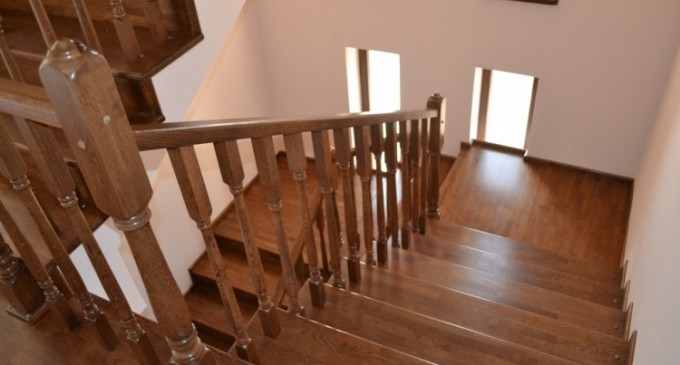 Aceste scari interioare de lemn de la Stil Compact Design