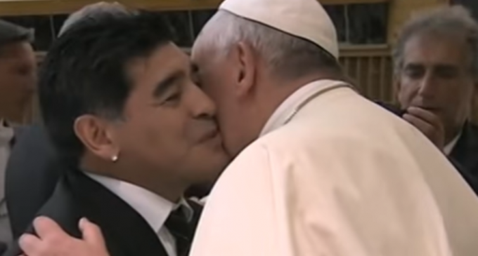 VIDEO Papa Francisc se roagă pentru Maradona, despre care își aduce aminte cu afecțiune / Marea legendă a fotbalului spunea: ”Sunt cel mai mare fan al Papei Francisc” – International