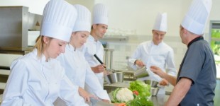 Care este importanța unei uniforme de bucătar în ospitalitate?
