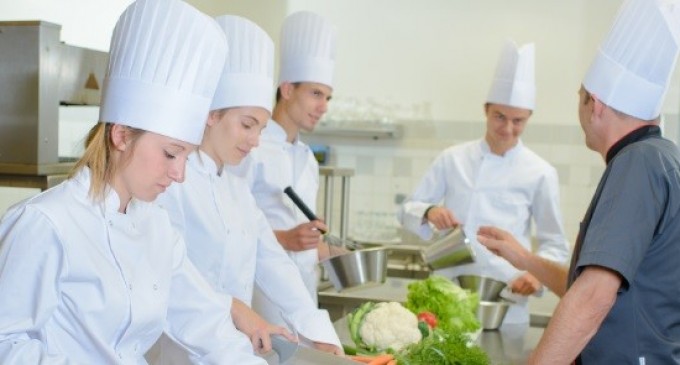 Care este importanța unei uniforme de bucătar în ospitalitate?