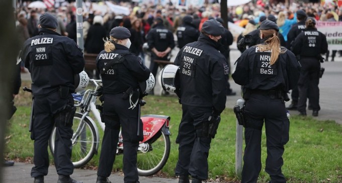 VIDEO Germania: Mii de persoane au protestat împotriva măsurilor antipandemice la Dusseldorf – International