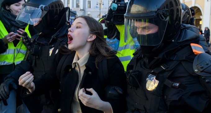 ​​VIDEO Noi proteste în Rusia împotriva războiului din Ucraina. Cel puțin 260 de manifestanţi au fost arestaţi