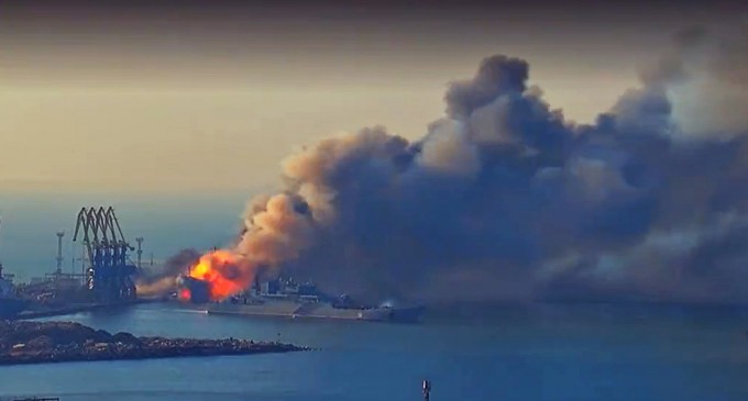 IMAGINILE ZILEI Atacul Ucrainei asupra navelor rusești din Berdyansk. Cum au fugit două nave de infernul declanșat de explozie
