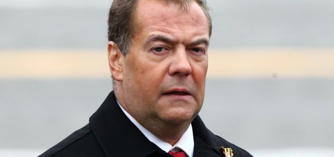 Medvedev le sugerează europenilor de rând să ceară socoteală guvernelor lor pentru sancțiunile impuse Rusiei: „Trageţi-i la răspundere pe inclulţii voştri, iar noi vă vom auzi”