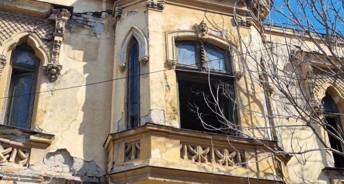 FOTO Frumosul ”palat venețian” din București, în pericol de prăbușire