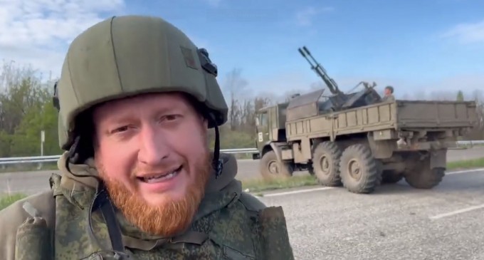 VIDEO VIRAL Cum s-a făcut de râs un ”jurnalist” militar rus care a transmis de pe frontul din Ucraina