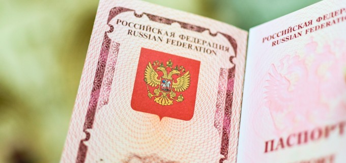 UE va lua în discuție, luna aceasta, interzicerea vizelor pentru toţi cetăţenii ruşi