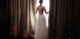 Descoperă Perfecțiunea În Rochia de Mireasă: Alegerea Inspirată de Tema Nunții Tale