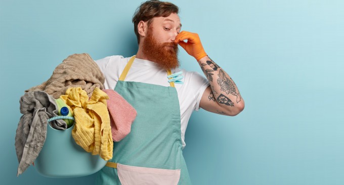 Te confrunți cu problema hainelor proaspăt spălate, dar cu miros închis? Iată ce trucuri poți aplica!
